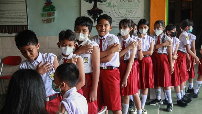 Sejumlah siswa menunggu giliran untuk disuntik vaksin saat kegiatan bulan imunisasi anak sekolah (BIAS) di SDS Santa Maria, Palangka Raya, Kalimantan Tengah, Selasa (8/10/2022). Program BIAS Difteri Tetanus (DT) dan Tetanus Difteri (TD) yang digelar rutin sebanyak dua kali dalam setahun ke sejumlah sekolah di kota tersebut guna menjamin pelajar mendapatkan perlindungan terhadap penyakit difteri dan tetanus. ANTARA FOTO/Makna Zaezar/aww.