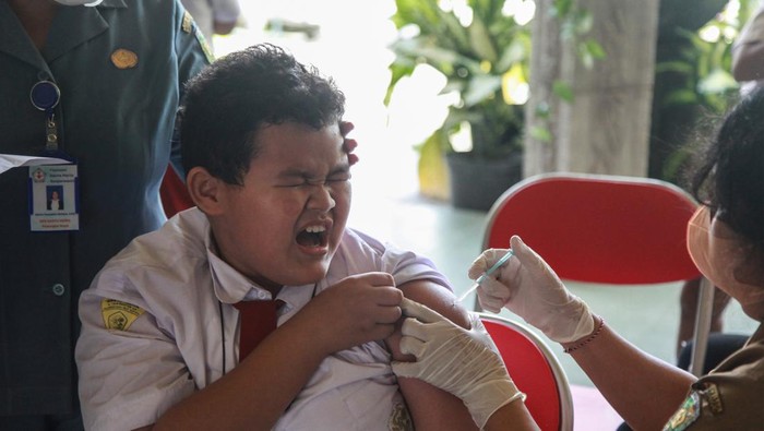 Ekspresi Siswa SD saat Disuntik Imunisasi Sejumlah siswa menunggu giliran untuk disuntik vaksin saat kegiatan bulan imunisasi anak sekolah (BIAS) di SDS Santa Maria, Palangka Raya, Kalimantan Tengah, Selasa (8/10/2022). Program BIAS Difteri Tetanus (DT) dan Tetanus Difteri (TD) yang digelar rutin sebanyak dua kali dalam setahun ke sejumlah sekolah di kota tersebut guna menjamin pelajar mendapatkan perlindungan terhadap penyakit difteri dan tetanus. ANTARA FOTO/Makna Zaezar/aww.