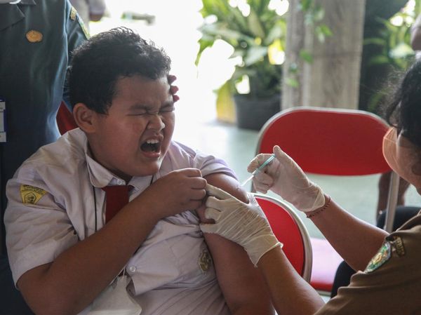 Ekspresi Siswa SD saat Disuntik Imunisasi
