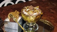Serba emas! Cokelat bernama Frozen Haute Chocolate ini disajikan dengan cangkir emas, sendok emas serta taburan lembaran emas 24-karat. Seporsi es krim tersebut dijual seharga Rp 392 juta. Foto: Wealthy Gorilla
