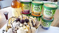 Hadir sejak tahun 2008, menu Three Twins es krim sundae ini dibandrol dengan harga yang luar biasa mahal. Tumpukan es krim dengan siraman saus cokelat harganya mencapai Rp 52 juta. Foto: Wealthy Gorilla