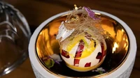 Sebuah hidangan es krim secara eksklusif disajikan di New York. Es krim karya chef Rosario Wakabayashi ini bisa dinikmati hanya dengan membayar Rp 23 juta. Foto: Wealthy Gorilla