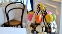 Tampilannya begitu cantik, menu bernama Mauboussin Mega Sundae ini cocok untuk penggila es krim berharga sultan. Secangkir es krim yang dihias dengan macaroon ini dibanderol Rp 15 juta. Foto: Wealthy Gorilla