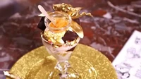 Golden Opulence Sundae merupakan es krim andalan dari restoran Serendipity 3 di New York. Ukurannya hanya mini saja, dengan lapisan emas dimana-mana yang membuatnya mewah. Harganya dijual Rp 15 juta per porsi. Foto: Wealthy Gorilla