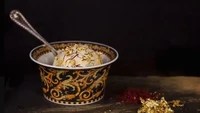 Terkenal dengan negara penuh kemewahan, DUbai ternyata juga punya es krim yang luar biasa elegan. Satu sendok es krim vanila dilengkapi dengan taburan lembaran emas dan bunga saffron yang jika dipesan harganya senilai Rp 12 juta. Foto: Wealthy Gorilla