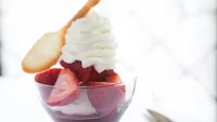 Es krim yang hanya bisa ditemukan di New Orleans ini dibanderol dengan harga yang fantastis. Semangkuk es krim yang berisi strawberry segar, es krim vanilla, whipped krim dengan mint dan saus oporto ini dipatok seharga Rp 21 miliar. Foto: Wealthy Gorilla