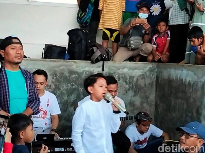 Farel Prayoga menghibur korban banjir bandang di Desa Kalibaru, Banyuwangi.