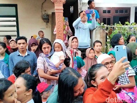Farel Prayoga menghibur korban banjir bandang di Desa Kalibaru, Banyuwangi.