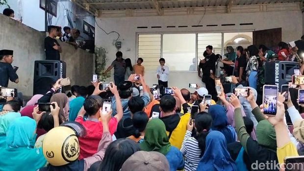 Farel Prayoga menghibur korban banjir bandang di Desa Kalibaru, Banyuwangi.
