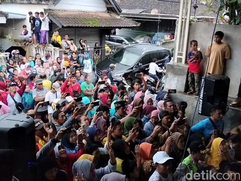 Farel Prayoga menghibur korban banjir bandang di Desa Kalibaru, Banyuwangi.