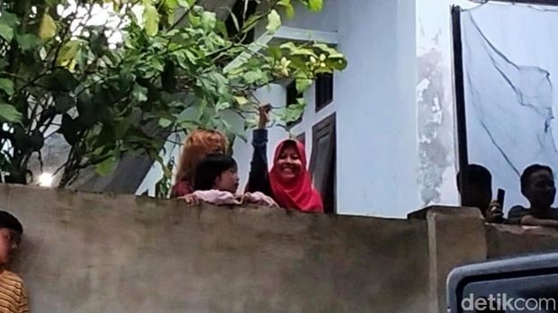 Farel Prayoga menghibur korban banjir bandang di Desa Kalibaru, Banyuwangi.