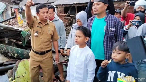 Farel Prayoga menghibur korban banjir bandang di Desa Kalibaru, Banyuwangi.