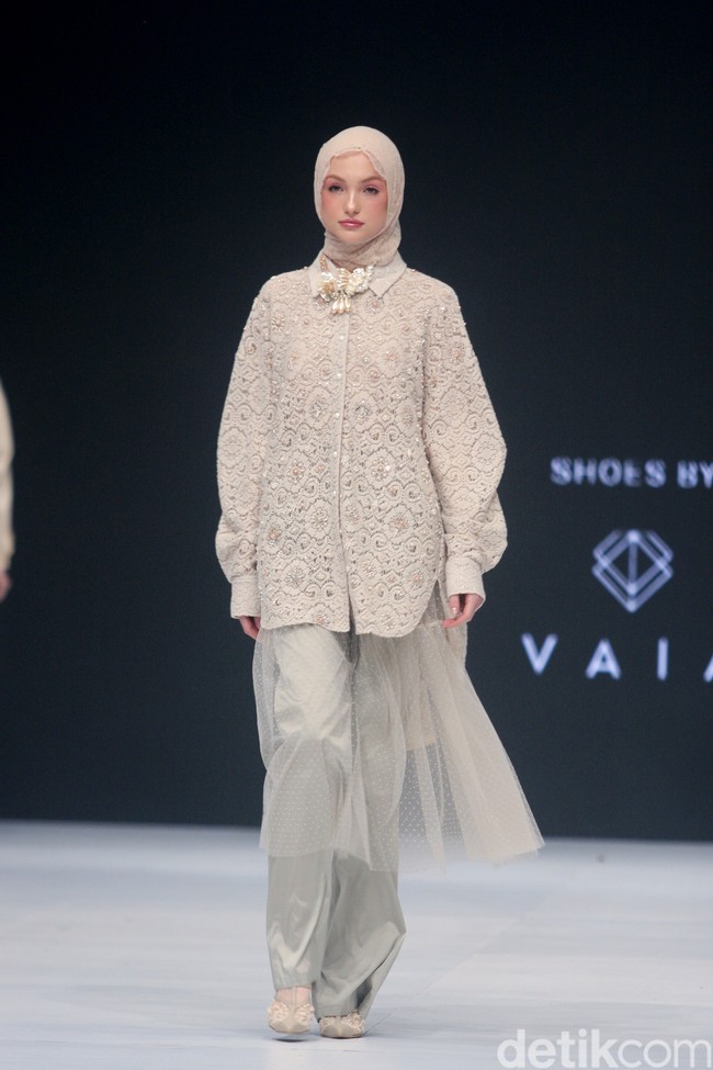Koleksi busana terbaru Ria Miranda yang mengadopsi kain songket khas Indonesia dan menampilkan motif pucuk rebung khas Minangkabau ditampilkan di Jakarta Fashion Week 2023. Foto: Mohamamad Abduh/Detikcom.