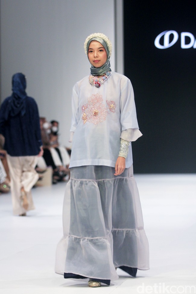 Koleksi busana terbaru Ria Miranda yang mengadopsi kain songket khas Indonesia dan menampilkan motif pucuk rebung khas Minangkabau ditampilkan di Jakarta Fashion Week 2023. Foto: Mohamamad Abduh/Detikcom.