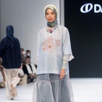 Koleksi busana terbaru Ria Miranda yang mengadopsi kain songket khas Indonesia dan menampilkan motif pucuk rebung khas Minangkabau ditampilkan di Jakarta Fashion Week 2023. Foto: Mohamamad Abduh/Detikcom.