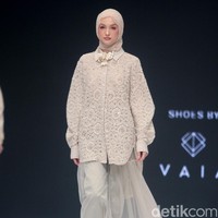 Koleksi busana terbaru Ria Miranda yang mengadopsi kain songket khas Indonesia dan menampilkan motif pucuk rebung khas Minangkabau ditampilkan di Jakarta Fashion Week 2023. Foto: Mohamamad Abduh/Detikcom.