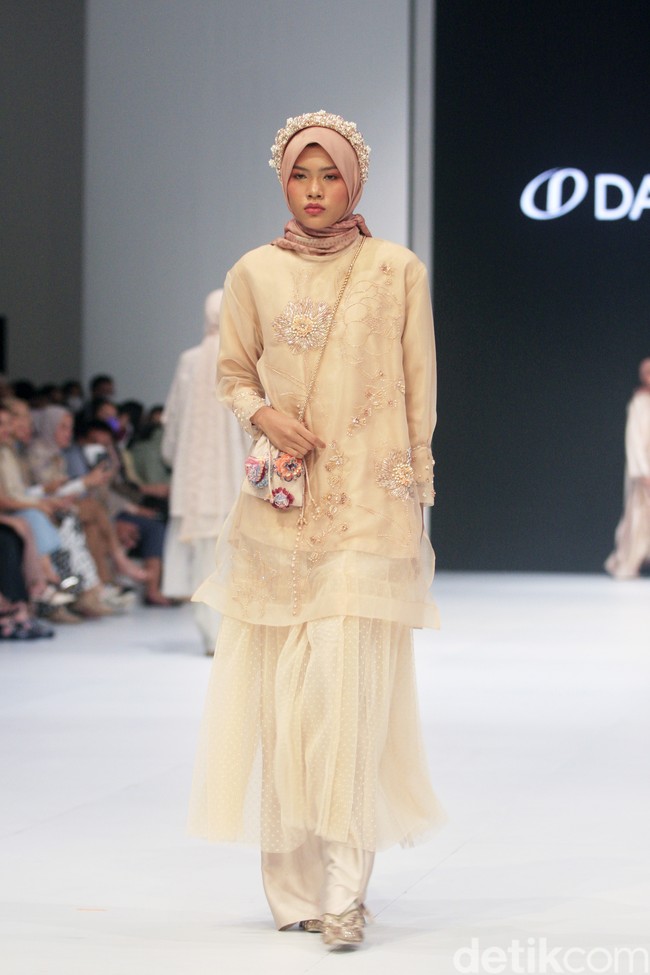 Koleksi busana terbaru Ria Miranda yang mengadopsi kain songket khas Indonesia dan menampilkan motif pucuk rebung khas Minangkabau ditampilkan di Jakarta Fashion Week 2023. Foto: Mohamamad Abduh/Detikcom.