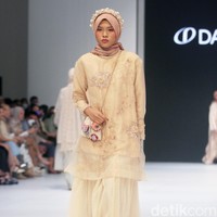 Koleksi busana terbaru Ria Miranda yang mengadopsi kain songket khas Indonesia dan menampilkan motif pucuk rebung khas Minangkabau ditampilkan di Jakarta Fashion Week 2023. Foto: Mohamamad Abduh/Detikcom.