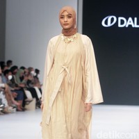 Koleksi busana terbaru Ria Miranda yang mengadopsi kain songket khas Indonesia dan menampilkan motif pucuk rebung khas Minangkabau ditampilkan di Jakarta Fashion Week 2023. Foto: Mohamamad Abduh/Detikcom.