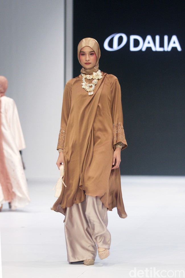 Koleksi busana terbaru Ria Miranda yang mengadopsi kain songket khas Indonesia dan menampilkan motif pucuk rebung khas Minangkabau ditampilkan di Jakarta Fashion Week 2023. Foto: Mohamamad Abduh/Detikcom.