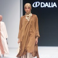 Koleksi busana terbaru Ria Miranda yang mengadopsi kain songket khas Indonesia dan menampilkan motif pucuk rebung khas Minangkabau ditampilkan di Jakarta Fashion Week 2023. Foto: Mohamamad Abduh/Detikcom.