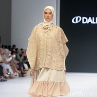 Koleksi busana terbaru Ria Miranda yang mengadopsi kain songket khas Indonesia dan menampilkan motif pucuk rebung khas Minangkabau ditampilkan di Jakarta Fashion Week 2023. Foto: Mohamamad Abduh/Detikcom.