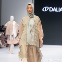 Koleksi busana terbaru Ria Miranda yang mengadopsi kain songket khas Indonesia dan menampilkan motif pucuk rebung khas Minangkabau ditampilkan di Jakarta Fashion Week 2023. Foto: Mohamamad Abduh/Detikcom.
