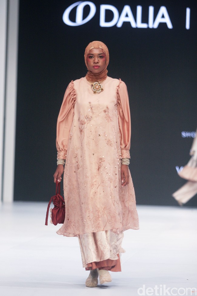 Koleksi busana terbaru Ria Miranda yang mengadopsi kain songket khas Indonesia dan menampilkan motif pucuk rebung khas Minangkabau ditampilkan di Jakarta Fashion Week 2023. Foto: Mohamamad Abduh/Detikcom.