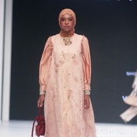 Koleksi busana terbaru Ria Miranda yang mengadopsi kain songket khas Indonesia dan menampilkan motif pucuk rebung khas Minangkabau ditampilkan di Jakarta Fashion Week 2023. Foto: Mohamamad Abduh/Detikcom.