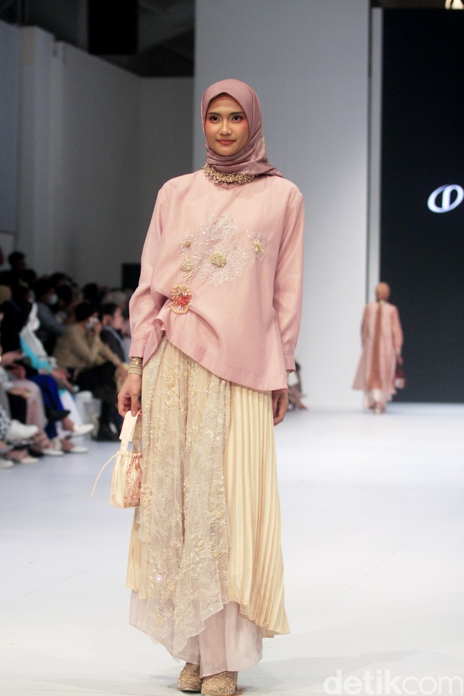 Koleksi busana terbaru Ria Miranda yang mengadopsi kain songket khas Indonesia dan menampilkan motif pucuk rebung khas Minangkabau ditampilkan di Jakarta Fashion Week 2023. Foto: Mohamamad Abduh/Detikcom.