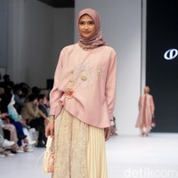 Koleksi busana terbaru Ria Miranda yang mengadopsi kain songket khas Indonesia dan menampilkan motif pucuk rebung khas Minangkabau ditampilkan di Jakarta Fashion Week 2023. Foto: Mohamamad Abduh/Detikcom.