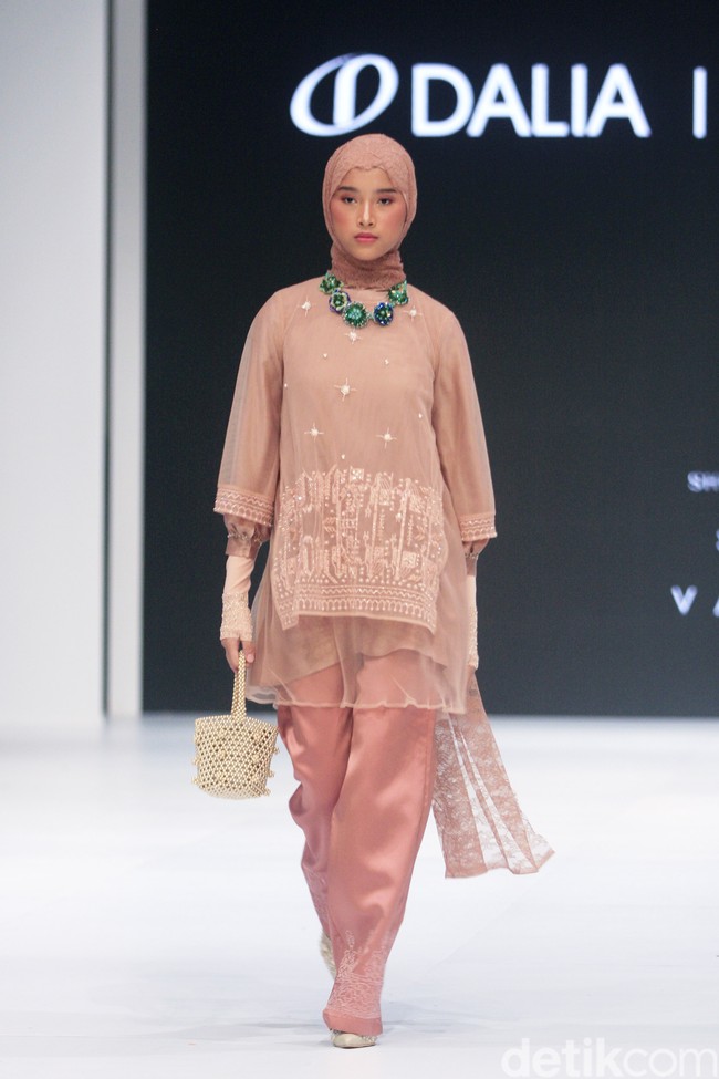 Koleksi busana terbaru Ria Miranda yang mengadopsi kain songket khas Indonesia dan menampilkan motif pucuk rebung khas Minangkabau ditampilkan di Jakarta Fashion Week 2023. Foto: Mohamamad Abduh/Detikcom.