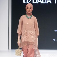 Koleksi busana terbaru Ria Miranda yang mengadopsi kain songket khas Indonesia dan menampilkan motif pucuk rebung khas Minangkabau ditampilkan di Jakarta Fashion Week 2023. Foto: Mohamamad Abduh/Detikcom.
