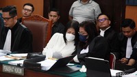 Setelah selesai menanyai kondisi kesehatan Putri, hakim mempersilakan Putri duduk di samping pengacaranya.