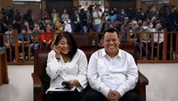 Kini, potret Putri Candrawathi dan Kuat Maruf tampak nyengir di kursi terdakwa menyita perhatian netizen. Keduanya tampak serasi mengenakan kemeja berwarna putih. Foto: Agan Harahap/ Instagram