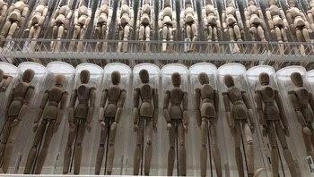 Bagaimana perasaan kamu melihat deretan boneka ini di kondisi malam dan sendirian? Foto: Reddit