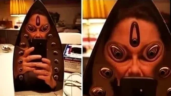 Gegara foto cermin di strika jadi malah mirip alien. Foto: Reddit