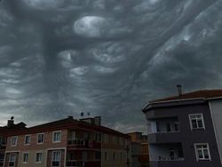 Bukan Foto Penampakan Hantu Tapi Tetap Seram Dilihat