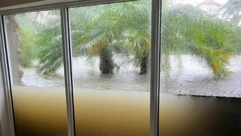 Semoga kaca tersebut bisa menahan air banjir. Foto: Reddit