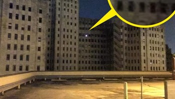 Ketika bangunan tua telah lama tidak dihuni tiba-tiba salah satu unit lampunya menyala. Foto: Reddit 