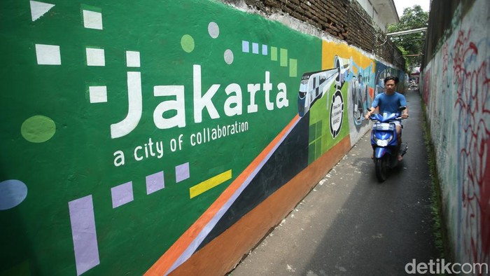 Gang Sempit Mampang Ini Diwarnai Mural yang Apik Gang sempit yang berada di Mampang, dipenuhi oleh Mural yang ciamik. mural tersebut bergambarkan hewan serta gambar-gambar khas betawi.