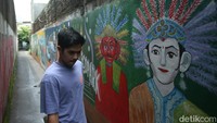 Selain hewan tak ketinggalan gambar - gambar khas betawi seperti ondel-ondel, monas hingga abang none.