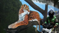 Deretan mural ini menunjukkan gambar-gambar hewan seperti gajah, macan, orang utan hingga komodo.