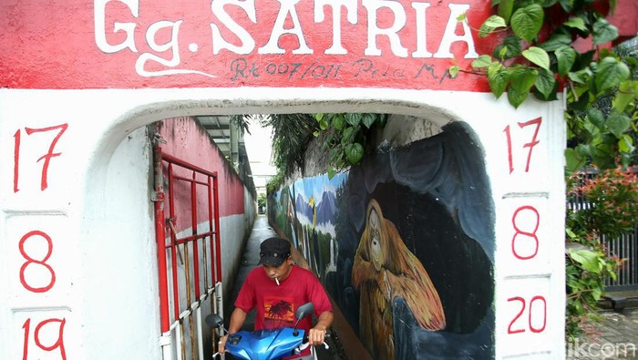 Gang Sempit Mampang Ini Diwarnai Mural yang Apik Gang sempit yang berada di Mampang, dipenuhi oleh Mural yang ciamik. mural tersebut bergambarkan hewan serta gambar-gambar khas betawi.