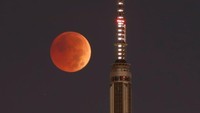 Gerhana bulan total ini tampil dengan warna merah yang khas.