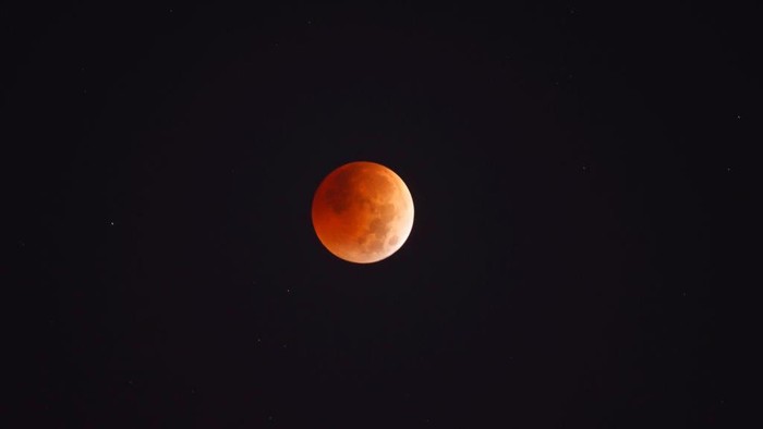 NEW YORK, NY - NOVEMBER 8: The full Beaver Moon approaches totality during a lunar eclipse on November 8, 2022, in New York City.  (Photo by Gary Hershorn/Getty Images)