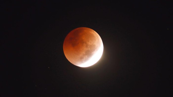 Gerhana Bulan di New York NEW YORK, NY - NOVEMBER 8: The full Beaver Moon approaches totality during a lunar eclipse on November 8, 2022, in New York City. (Photo by Gary Hershorn/Getty Images)