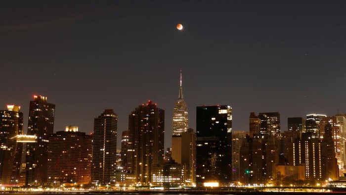 Gerhana Bulan di New York NEW YORK, NY - NOVEMBER 8: The full Beaver Moon approaches totality during a lunar eclipse on November 8, 2022, in New York City. (Photo by Gary Hershorn/Getty Images)