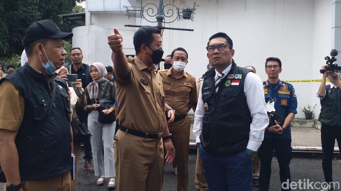 Gubernur Jabar Ridwan Kamil saat meninjau area yang terbakar di Balai Kota Bandung.