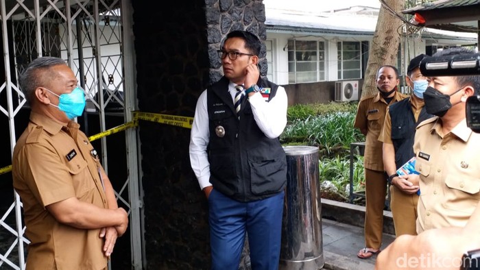 Gubernur Jabar Ridwan Kamil saat meninjau area yang terbakar di Balai Kota Bandung.